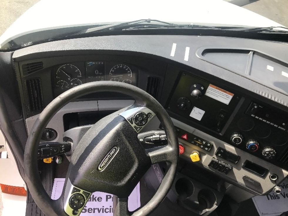 Sleeper Tractor-Heavy Duty Tractors-Freightliner-2022-T12664ST-Ladson-SC-487,445\n\t\tmiles-$ 72,000 - Image 11
