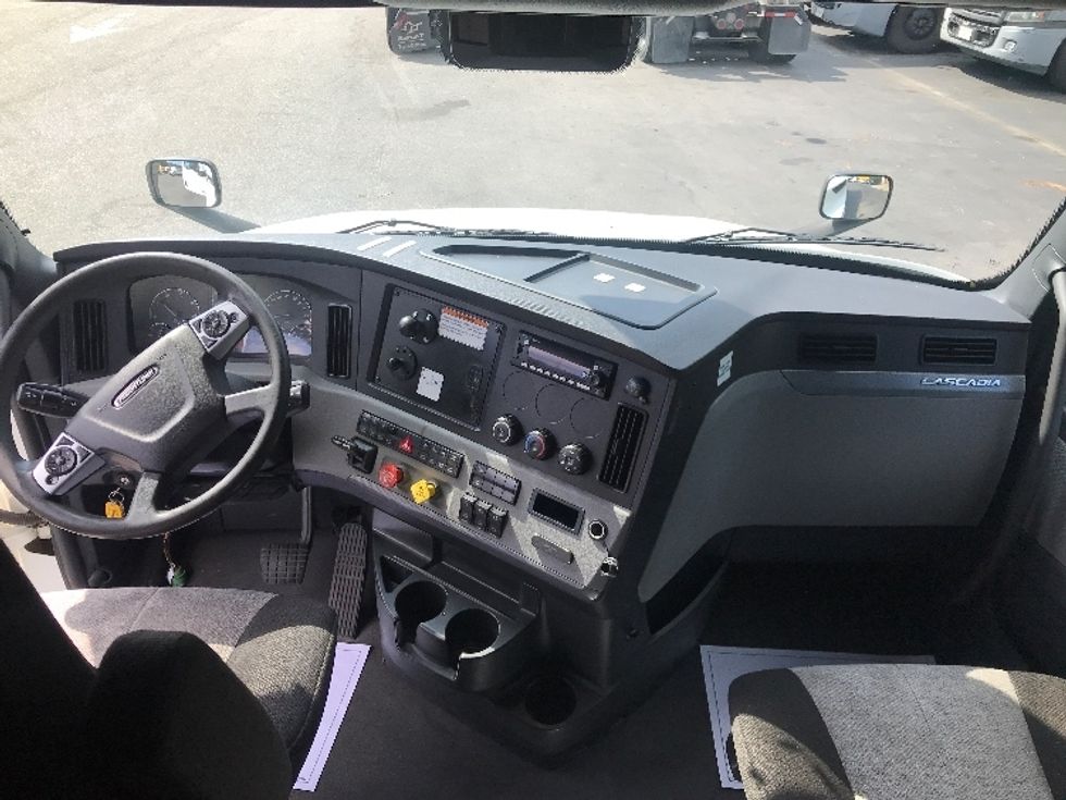 Sleeper Tractor-Heavy Duty Tractors-Freightliner-2022-T12664ST-Ladson-SC-487,445\n\t\tmiles-$ 72,000 - Image 12