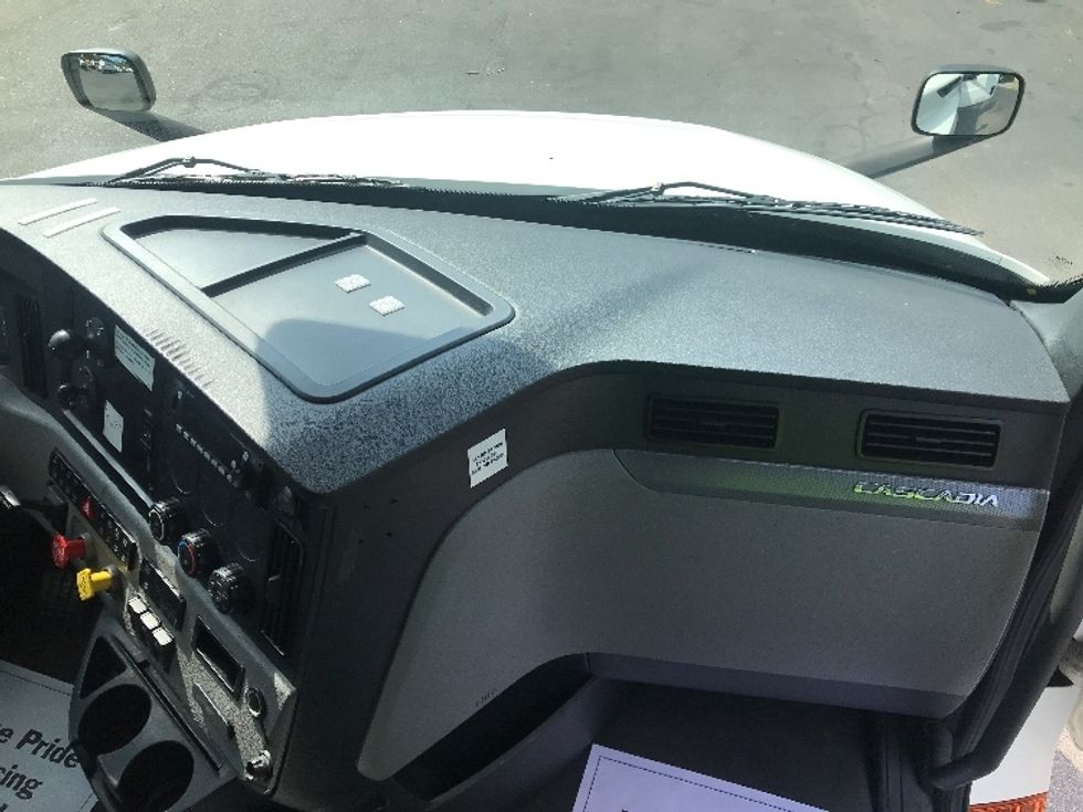 Sleeper Tractor-Heavy Duty Tractors-Freightliner-2022-T12664ST-Ladson-SC-487,445\n\t\tmiles-$ 72,000 - Image 14