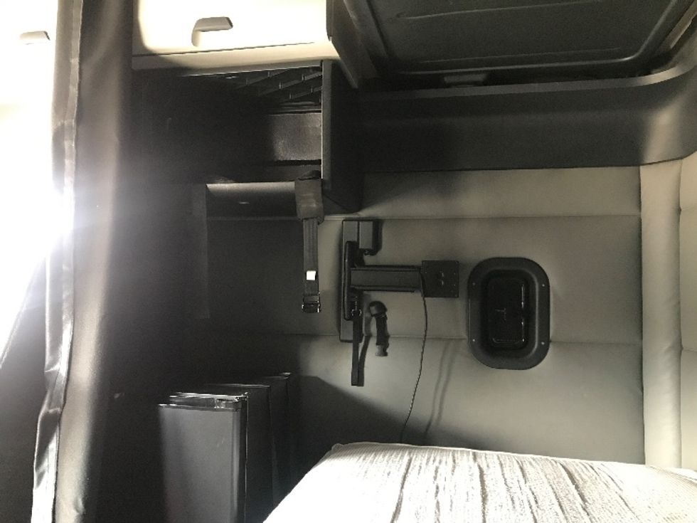 Sleeper Tractor-Heavy Duty Tractors-Freightliner-2022-T12664ST-Ladson-SC-487,445\n\t\tmiles-$ 72,000 - Image 16