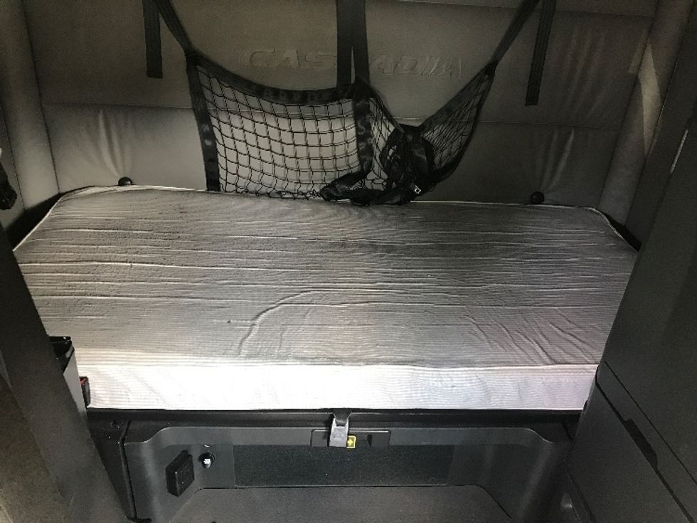 Sleeper Tractor-Heavy Duty Tractors-Freightliner-2022-T12664ST-Ladson-SC-487,445\n\t\tmiles-$ 72,000 - Image 17