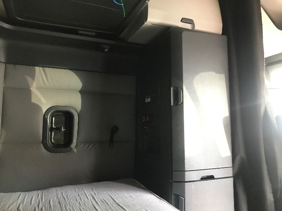 Sleeper Tractor-Heavy Duty Tractors-Freightliner-2022-T12664ST-Ladson-SC-487,445\n\t\tmiles-$ 72,000 - Image 18