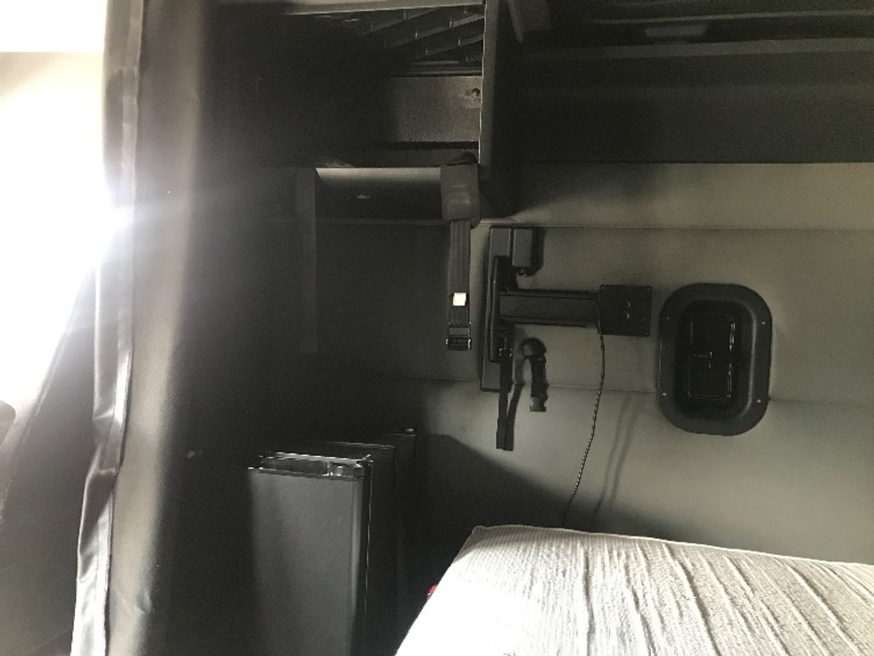 Sleeper Tractor-Heavy Duty Tractors-Freightliner-2022-T12664ST-Ladson-SC-487,445\n\t\tmiles-$ 72,000 - Image 19