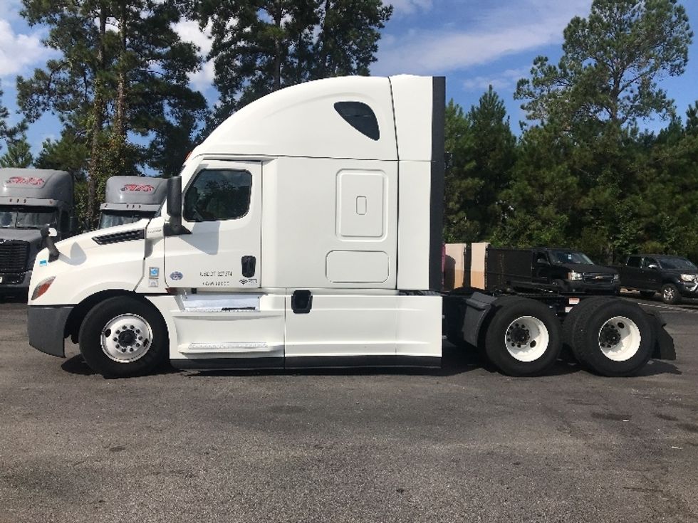 Sleeper Tractor-Heavy Duty Tractors-Freightliner-2022-T12664ST-Ladson-SC-487,445\n\t\tmiles-$ 72,000 - Image 4