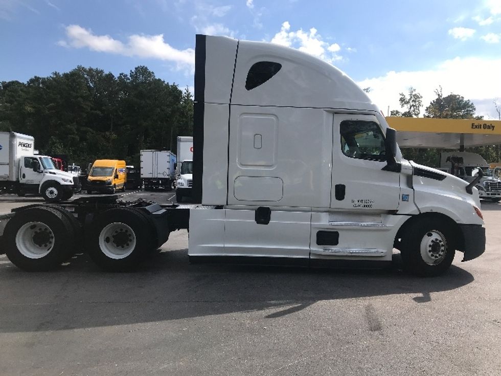 Sleeper Tractor-Heavy Duty Tractors-Freightliner-2022-T12664ST-Ladson-SC-487,445\n\t\tmiles-$ 72,000 - Image 8