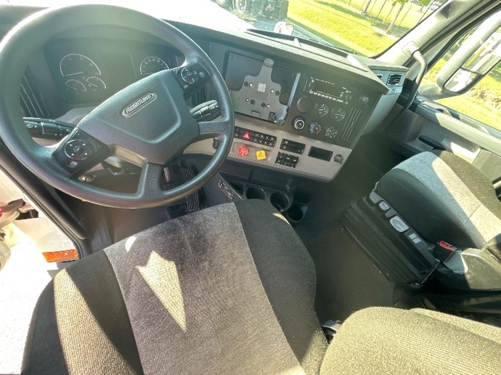 Sleeper Tractor-Heavy Duty Tractors-Freightliner-2022-T12664ST-Lafayette-LA-370,304\n\t\tmiles-$ 87,000 - Image 10