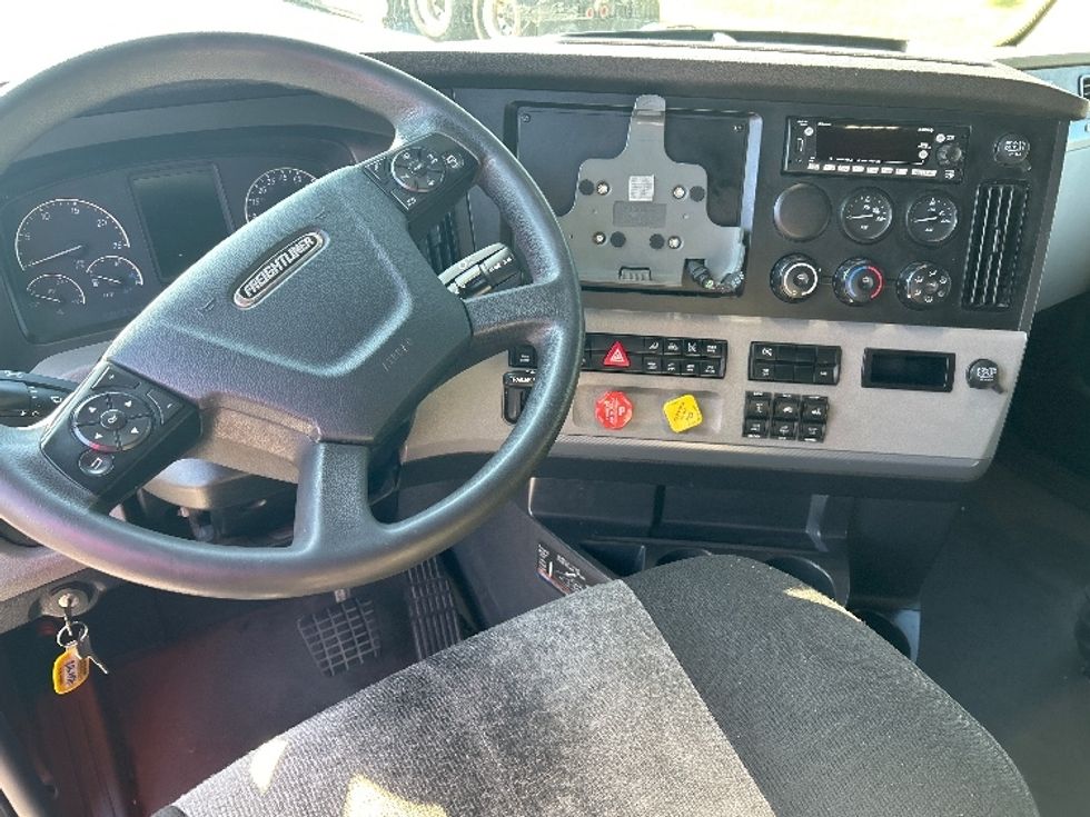 Sleeper Tractor-Heavy Duty Tractors-Freightliner-2022-T12664ST-Lafayette-LA-370,304\n\t\tmiles-$ 87,000 - Image 11