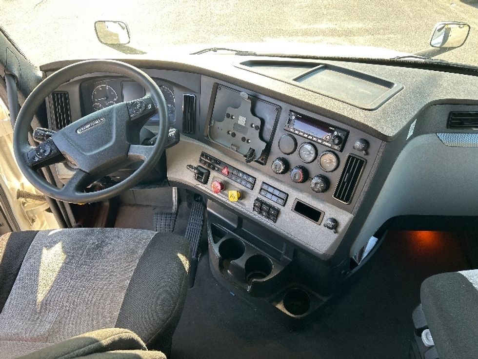 Sleeper Tractor-Heavy Duty Tractors-Freightliner-2022-T12664ST-Lafayette-LA-370,304\n\t\tmiles-$ 87,000 - Image 12
