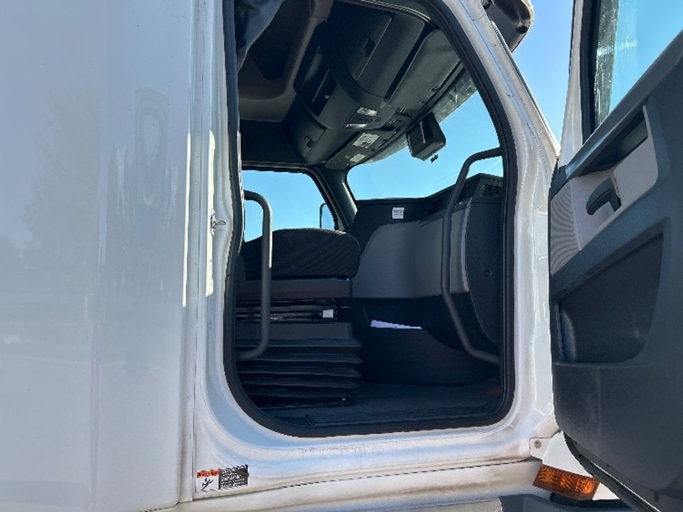 Sleeper Tractor-Heavy Duty Tractors-Freightliner-2022-T12664ST-Lafayette-LA-370,304\n\t\tmiles-$ 87,000 - Image 13