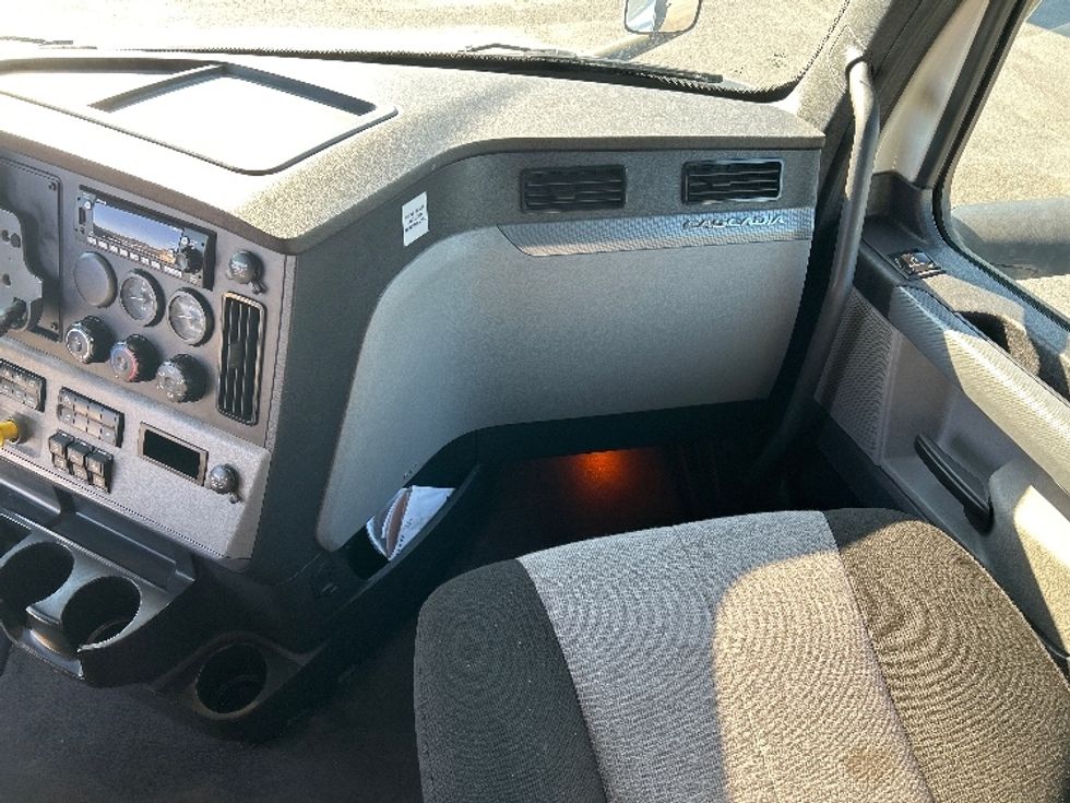 Sleeper Tractor-Heavy Duty Tractors-Freightliner-2022-T12664ST-Lafayette-LA-370,304\n\t\tmiles-$ 87,000 - Image 14