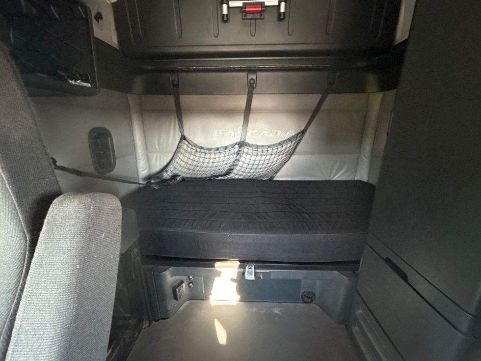 Sleeper Tractor-Heavy Duty Tractors-Freightliner-2022-T12664ST-Lafayette-LA-370,304\n\t\tmiles-$ 87,000 - Image 16