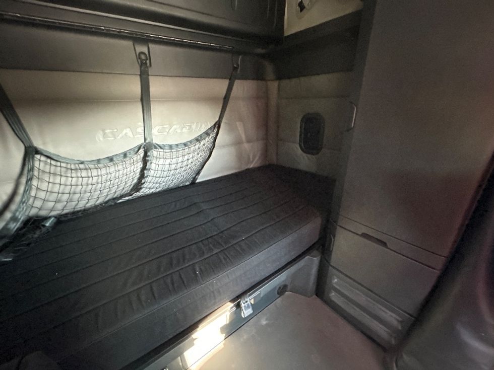 Sleeper Tractor-Heavy Duty Tractors-Freightliner-2022-T12664ST-Lafayette-LA-370,304\n\t\tmiles-$ 87,000 - Image 17