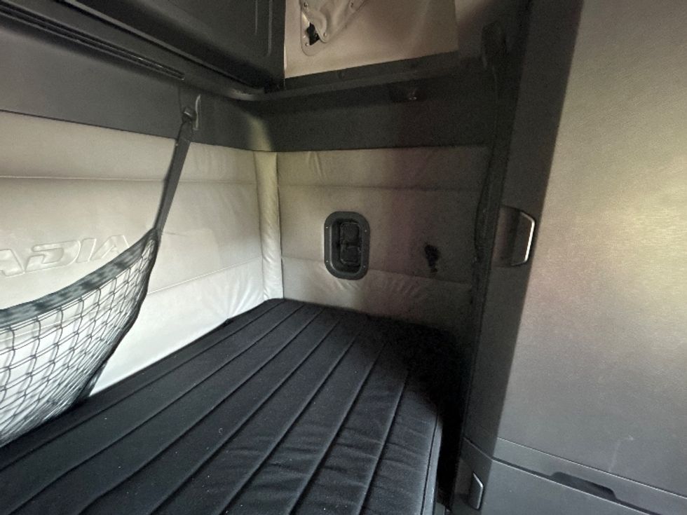 Sleeper Tractor-Heavy Duty Tractors-Freightliner-2022-T12664ST-Lafayette-LA-370,304\n\t\tmiles-$ 87,000 - Image 19