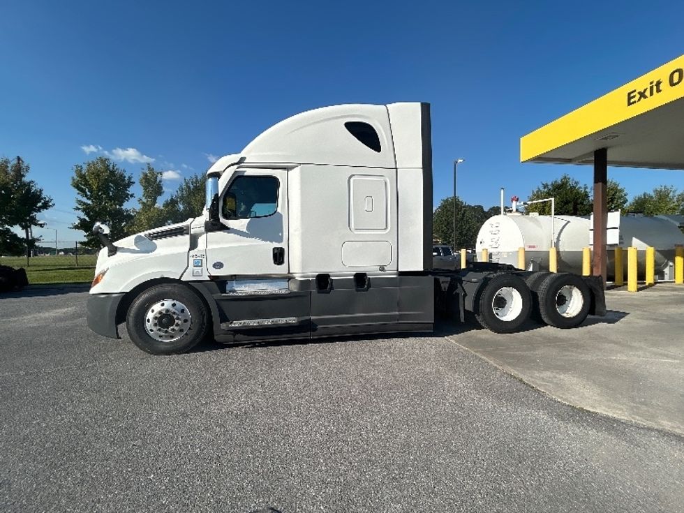 Sleeper Tractor-Heavy Duty Tractors-Freightliner-2022-T12664ST-Lafayette-LA-370,304\n\t\tmiles-$ 87,000 - Image 4