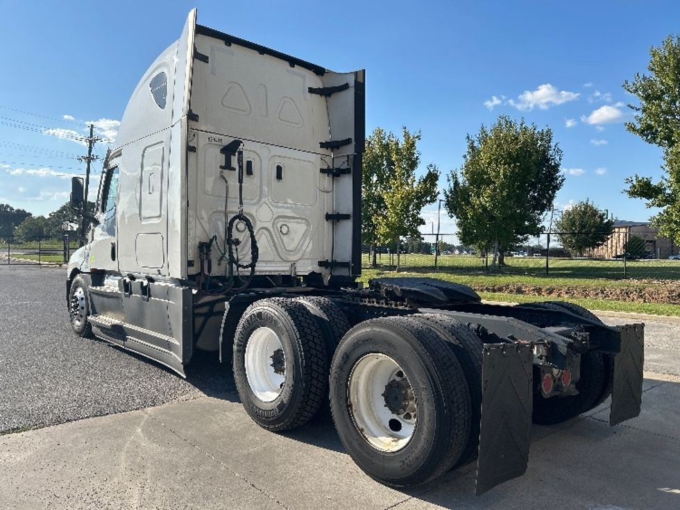 Sleeper Tractor-Heavy Duty Tractors-Freightliner-2022-T12664ST-Lafayette-LA-370,304\n\t\tmiles-$ 87,000 - Image 5