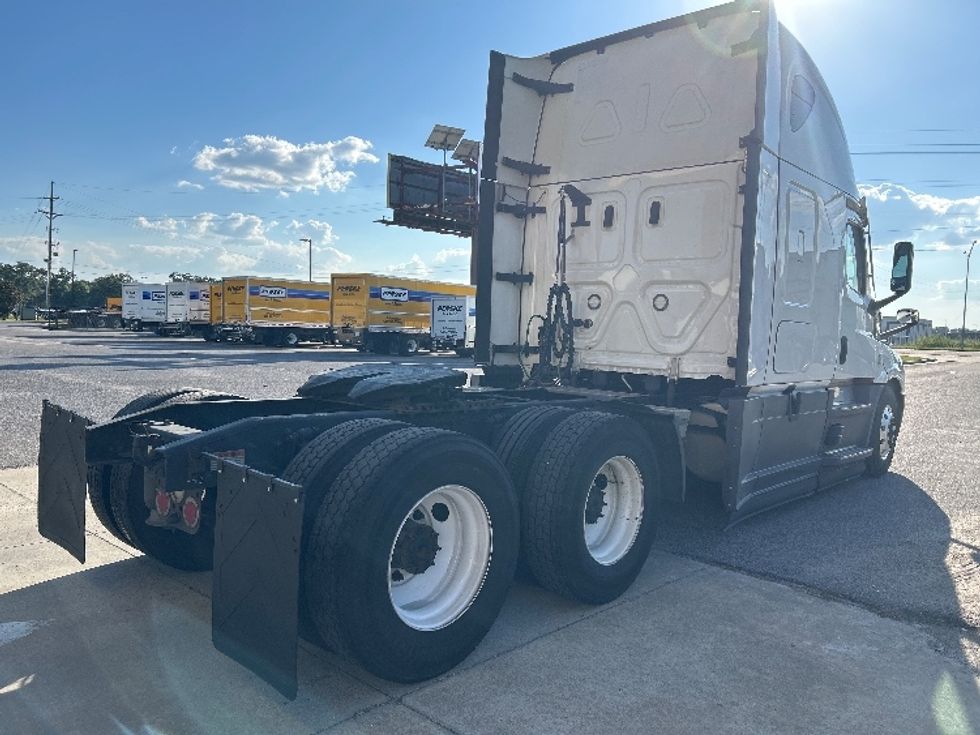 Sleeper Tractor-Heavy Duty Tractors-Freightliner-2022-T12664ST-Lafayette-LA-370,304\n\t\tmiles-$ 87,000 - Image 7