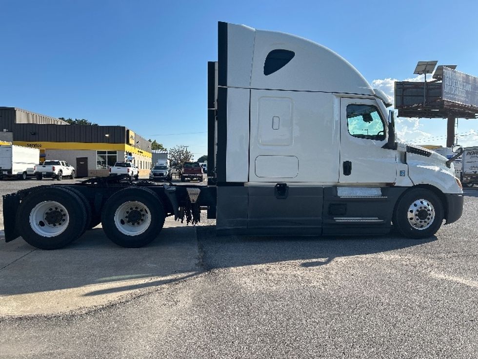 Sleeper Tractor-Heavy Duty Tractors-Freightliner-2022-T12664ST-Lafayette-LA-370,304\n\t\tmiles-$ 87,000 - Image 8