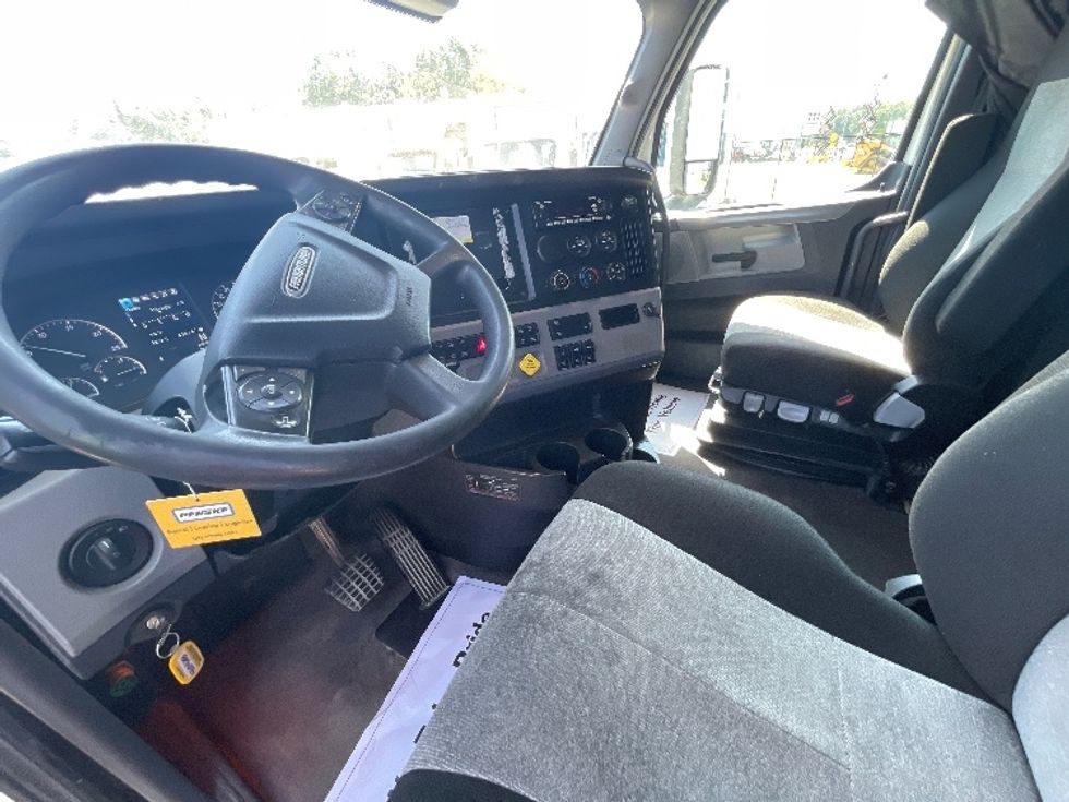 Sleeper Tractor-Heavy Duty Tractors-Freightliner-2022-T12664ST-Lafayette-LA-434,788\n\t\tmiles-$ 80,500 - Image 10