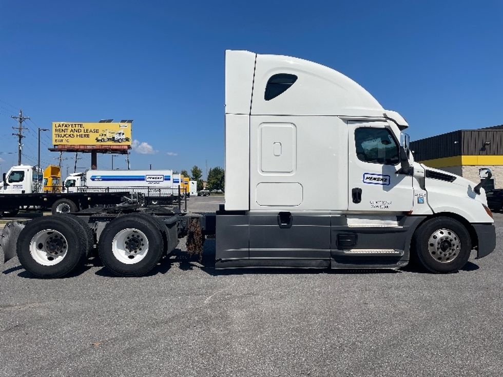 Sleeper Tractor-Heavy Duty Tractors-Freightliner-2022-T12664ST-Lafayette-LA-434,788\n\t\tmiles-$ 80,500 - Image 8