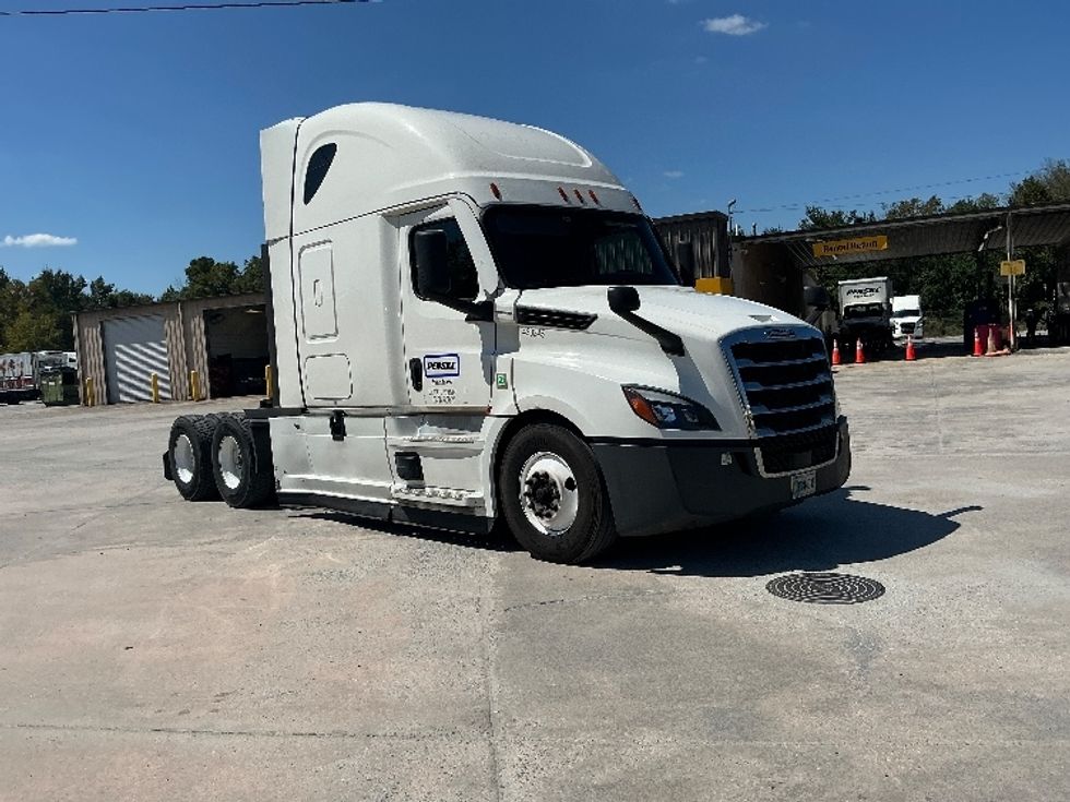 Sleeper Tractor-Heavy Duty Tractors-Freightliner-2022-T12664ST-Lagrange-GA-544,050\n\t\tmiles-$ 77,500 - Image 1