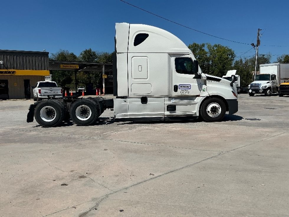 Sleeper Tractor-Heavy Duty Tractors-Freightliner-2022-T12664ST-Lagrange-GA-544,050\n\t\tmiles-$ 77,500 - Image 8