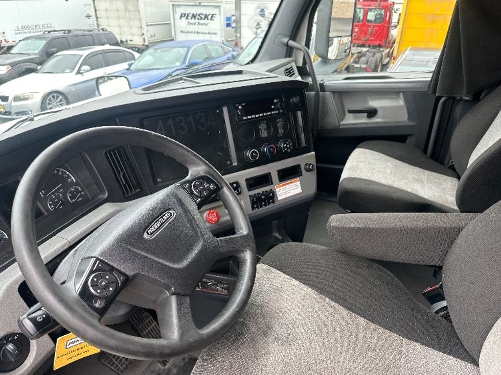 Sleeper Tractor-Heavy Duty Tractors-Freightliner-2022-T12664ST-Lancaster-PA-492,832\n\t\tmiles-$ 68,500 - Image 10