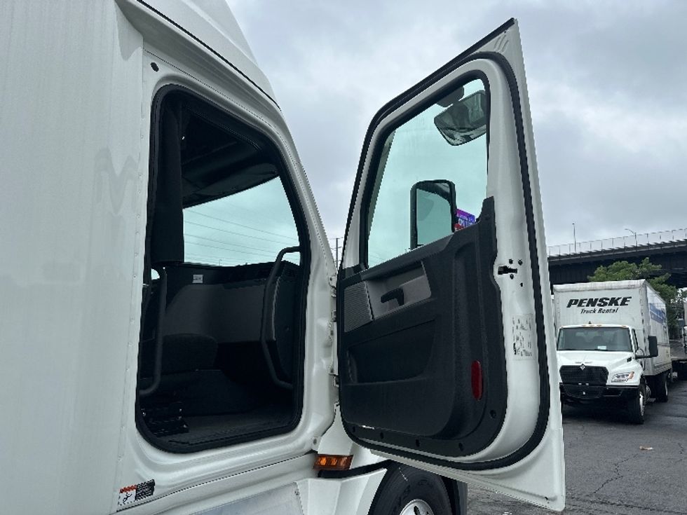 Sleeper Tractor-Heavy Duty Tractors-Freightliner-2022-T12664ST-Lancaster-PA-492,832\n\t\tmiles-$ 68,500 - Image 13