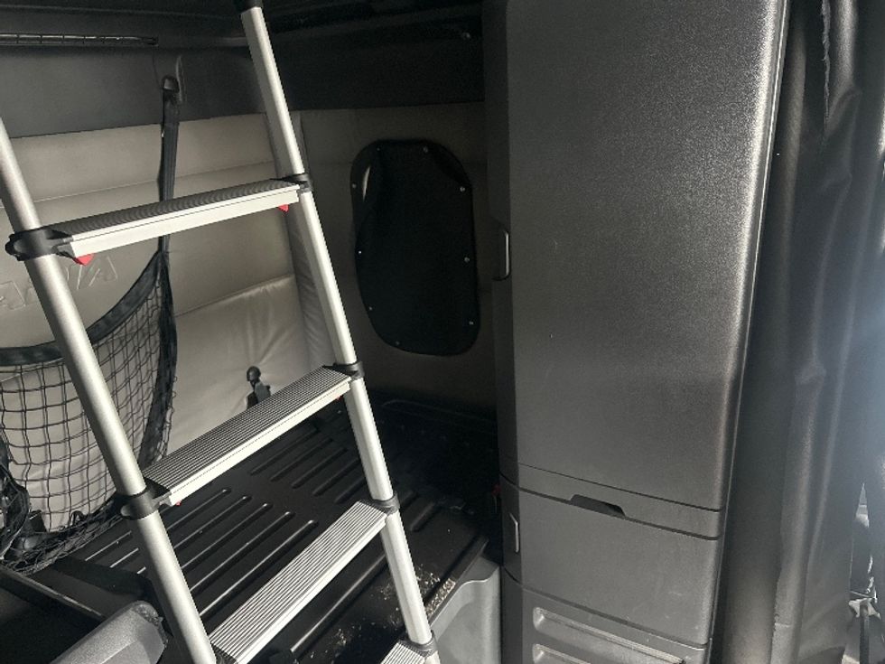 Sleeper Tractor-Heavy Duty Tractors-Freightliner-2022-T12664ST-Lancaster-PA-492,832\n\t\tmiles-$ 68,500 - Image 18