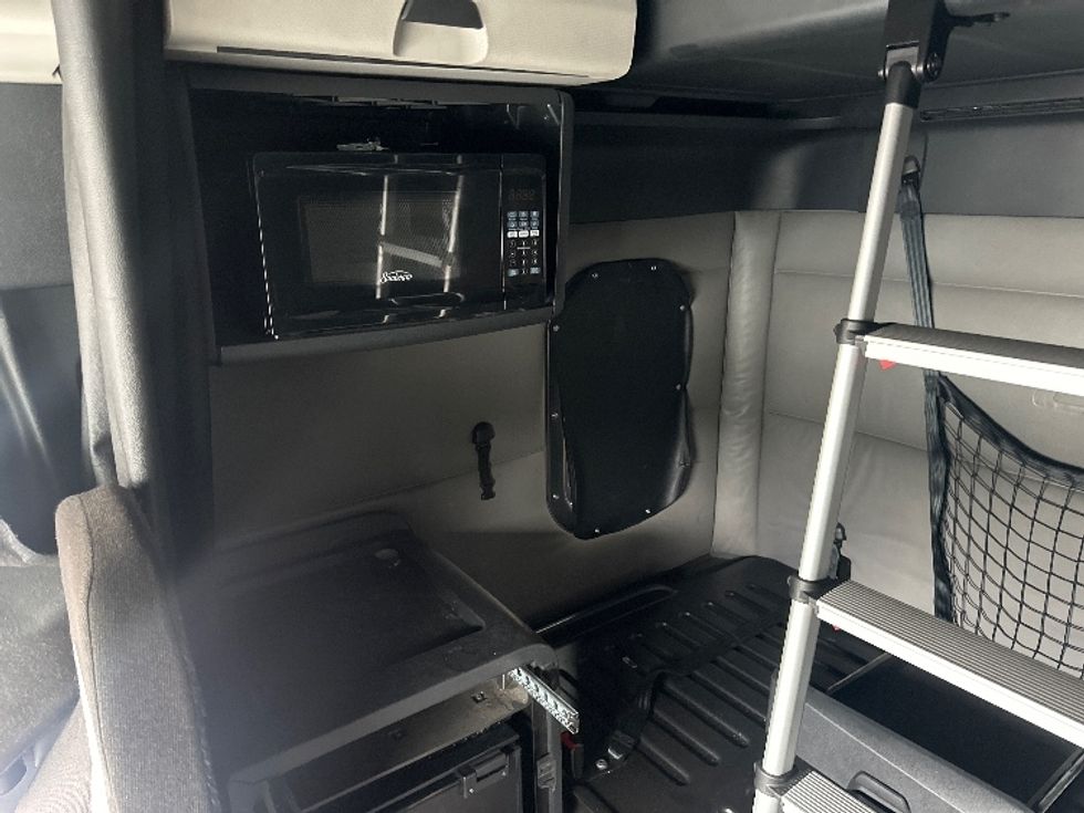 Sleeper Tractor-Heavy Duty Tractors-Freightliner-2022-T12664ST-Lancaster-PA-492,832\n\t\tmiles-$ 68,500 - Image 19