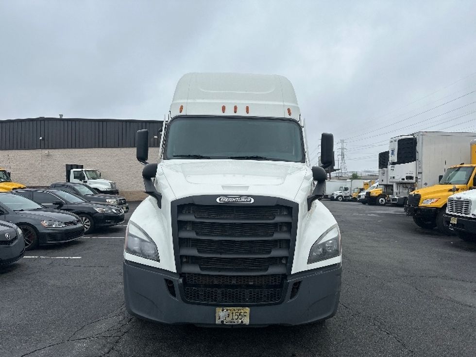 2022 Freightliner Cascadia 126" Sleeper Cab photo 2