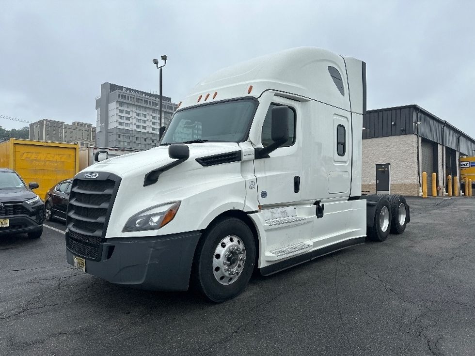 2022 Freightliner Cascadia 126" Sleeper Cab photo 3