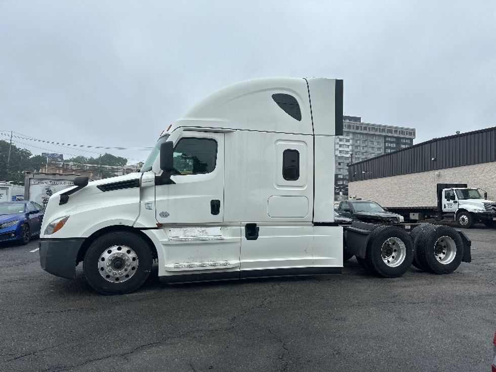 2022 Freightliner Cascadia 126" Sleeper Cab photo 4
