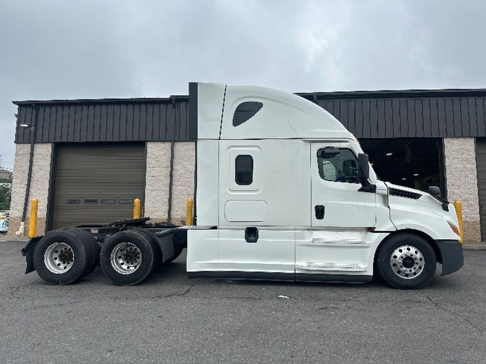 Sleeper Tractor-Heavy Duty Tractors-Freightliner-2022-T12664ST-Lancaster-PA-492,832\n\t\tmiles-$ 68,500 - Image 8