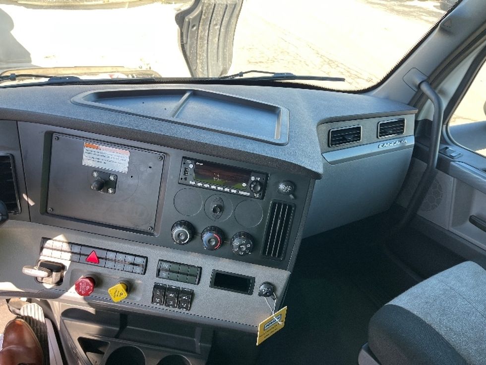 Sleeper Tractor-Heavy Duty Tractors-Freightliner-2022-T12664ST-Lansing-MI-373,377\n\t\tmiles-$ 82,000 - Image 12