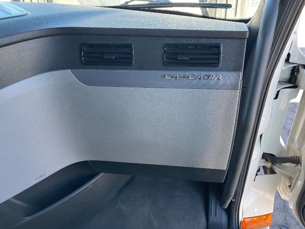 Sleeper Tractor-Heavy Duty Tractors-Freightliner-2022-T12664ST-Lansing-MI-373,377\n\t\tmiles-$ 82,000 - Image 14