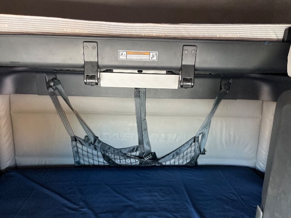 Sleeper Tractor-Heavy Duty Tractors-Freightliner-2022-T12664ST-Lansing-MI-373,377\n\t\tmiles-$ 82,000 - Image 17