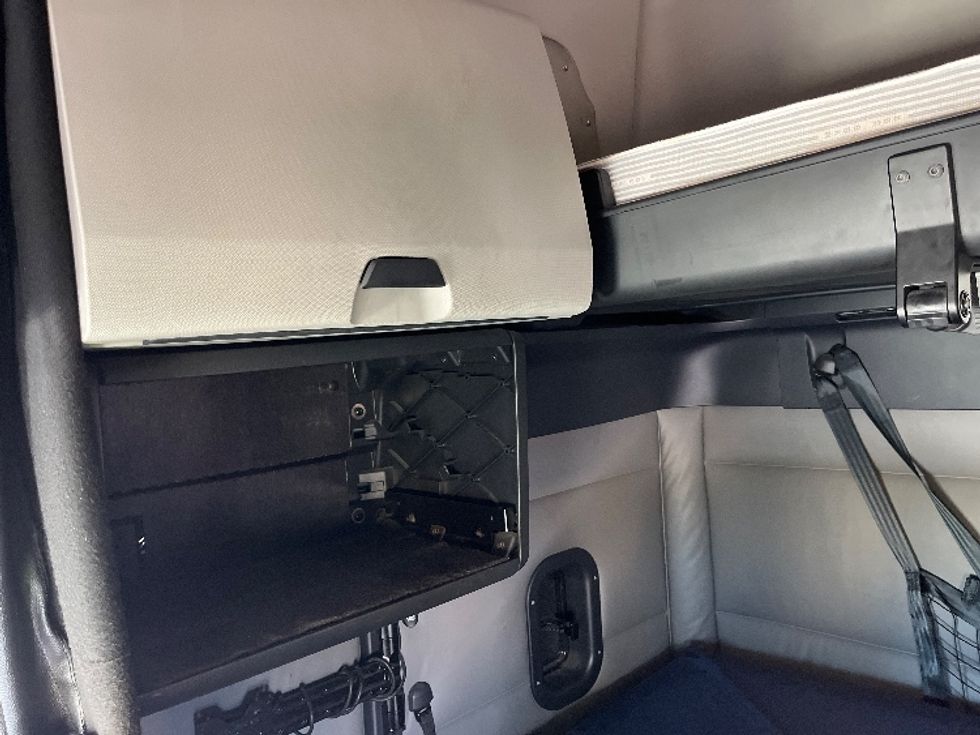 Sleeper Tractor-Heavy Duty Tractors-Freightliner-2022-T12664ST-Lansing-MI-373,377\n\t\tmiles-$ 82,000 - Image 18