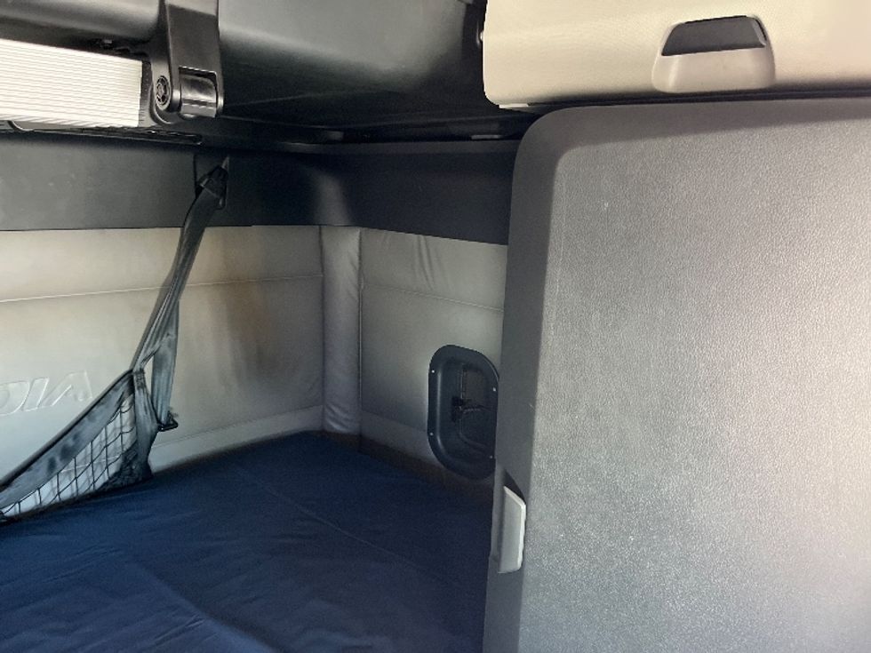 Sleeper Tractor-Heavy Duty Tractors-Freightliner-2022-T12664ST-Lansing-MI-373,377\n\t\tmiles-$ 82,000 - Image 19