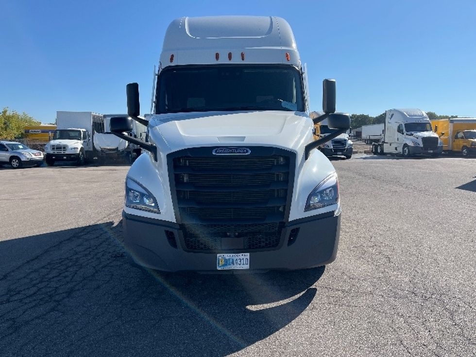 2022 Freightliner Cascadia 126" Sleeper Cab photo 2