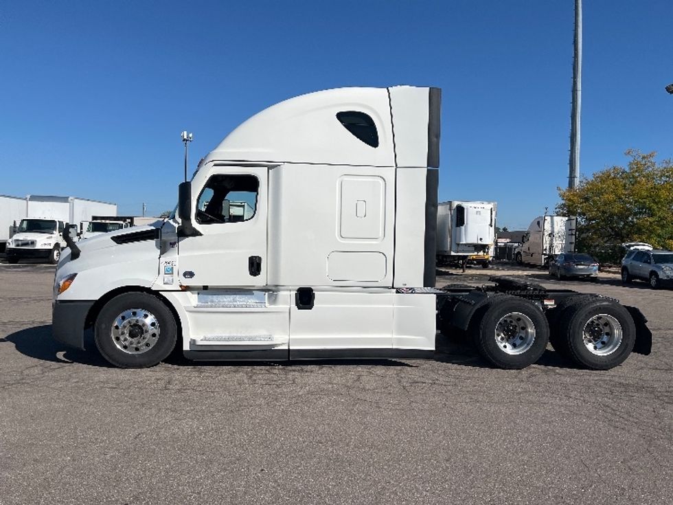 2022 Freightliner Cascadia 126" Sleeper Cab photo 4