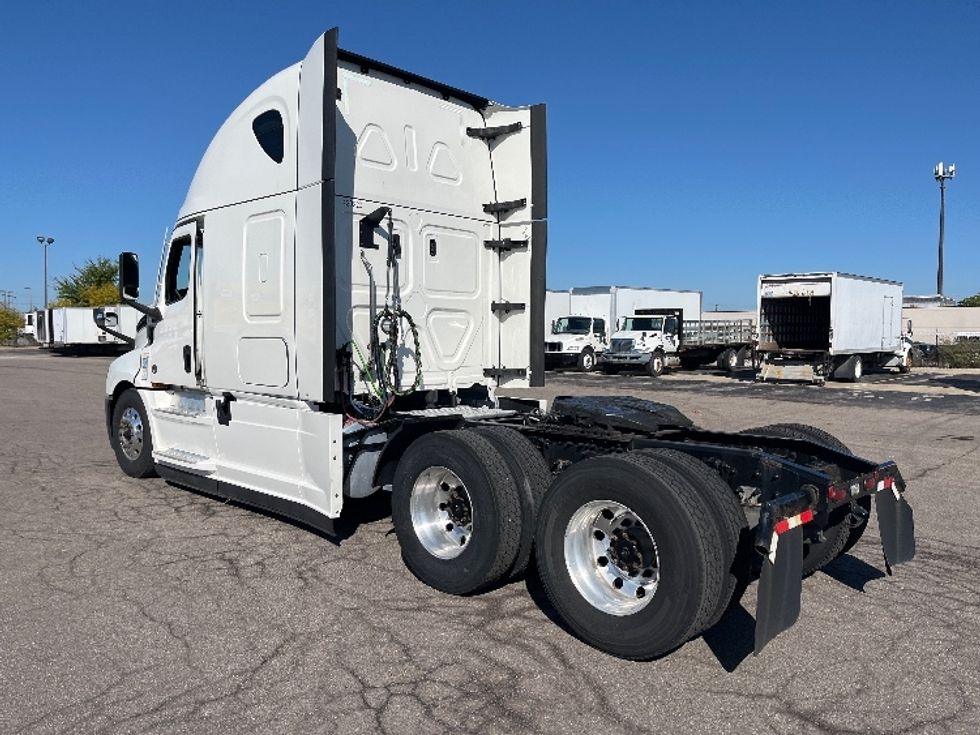 Sleeper Tractor-Heavy Duty Tractors-Freightliner-2022-T12664ST-Lansing-MI-373,377\n\t\tmiles-$ 82,000 - Image 5