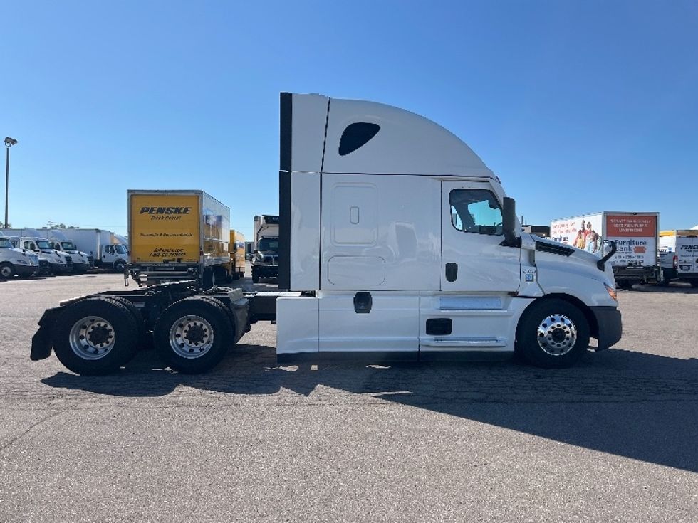 Sleeper Tractor-Heavy Duty Tractors-Freightliner-2022-T12664ST-Lansing-MI-373,377\n\t\tmiles-$ 82,000 - Image 8