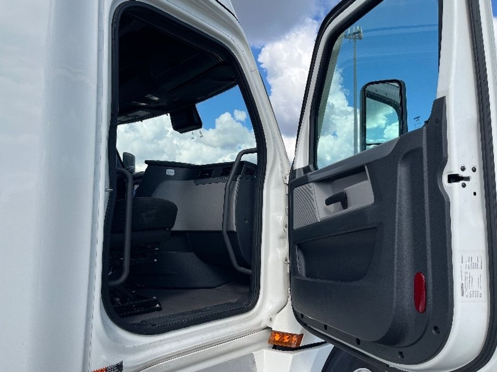 Sleeper Tractor-Heavy Duty Tractors-Freightliner-2022-T12664ST-Lansing-MI-460,527\n\t\tmiles-$ 72,250 - Image 13