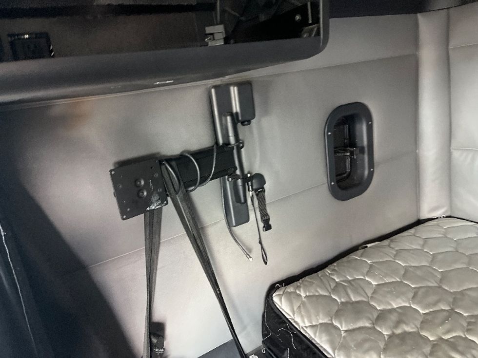 Sleeper Tractor-Heavy Duty Tractors-Freightliner-2022-T12664ST-Lansing-MI-460,527\n\t\tmiles-$ 72,250 - Image 18