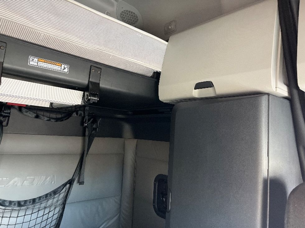 Sleeper Tractor-Heavy Duty Tractors-Freightliner-2022-T12664ST-Lansing-MI-460,527\n\t\tmiles-$ 72,250 - Image 19