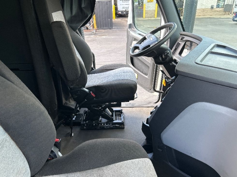 Sleeper Tractor-Heavy Duty Tractors-Freightliner-2022-T12664ST-Lansing-MI-469,127\n\t\tmiles-$ 70,500 - Image 15