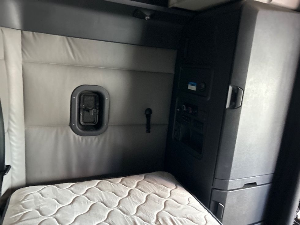 Sleeper Tractor-Heavy Duty Tractors-Freightliner-2022-T12664ST-Lansing-MI-469,127\n\t\tmiles-$ 70,500 - Image 18