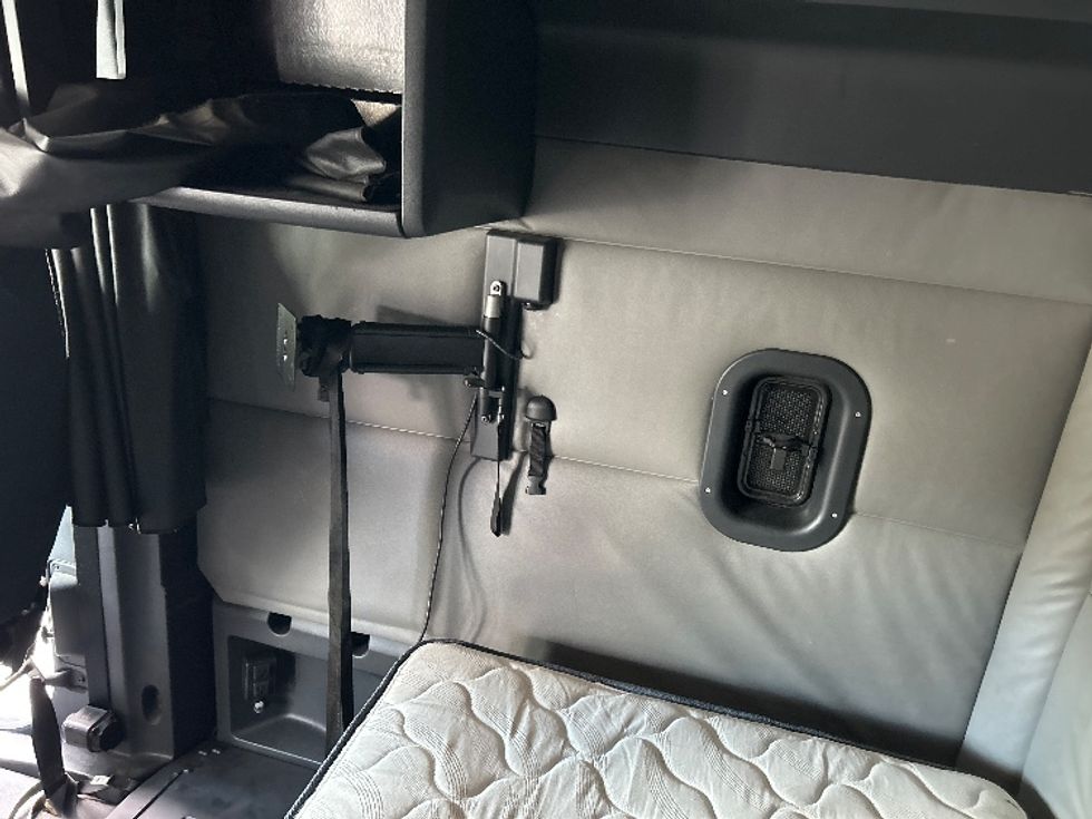 Sleeper Tractor-Heavy Duty Tractors-Freightliner-2022-T12664ST-Lansing-MI-469,127\n\t\tmiles-$ 70,500 - Image 19