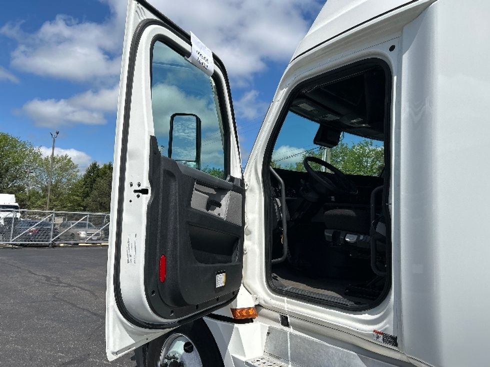 Sleeper Tractor-Heavy Duty Tractors-Freightliner-2022-T12664ST-Lansing-MI-469,127\n\t\tmiles-$ 70,500 - Image 9