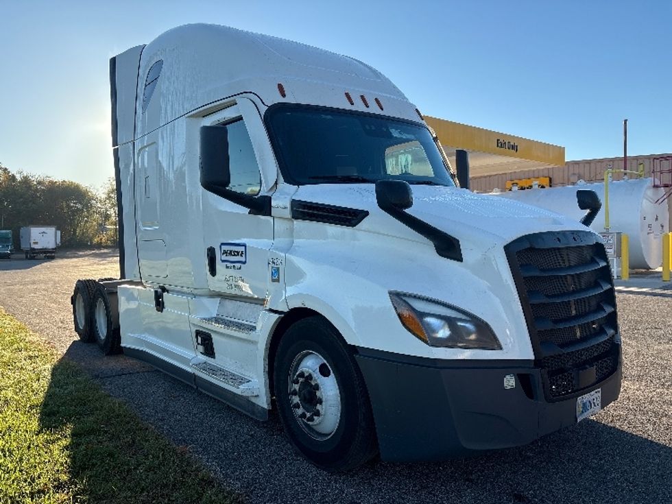 Sleeper Tractor-Heavy Duty Tractors-Freightliner-2022-T12664ST-Lansing-MI-573,920\n\t\tmiles-$ 60,750 - Image 1
